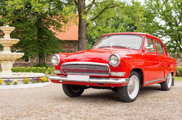 Altes rotes Retro-Oldtimer