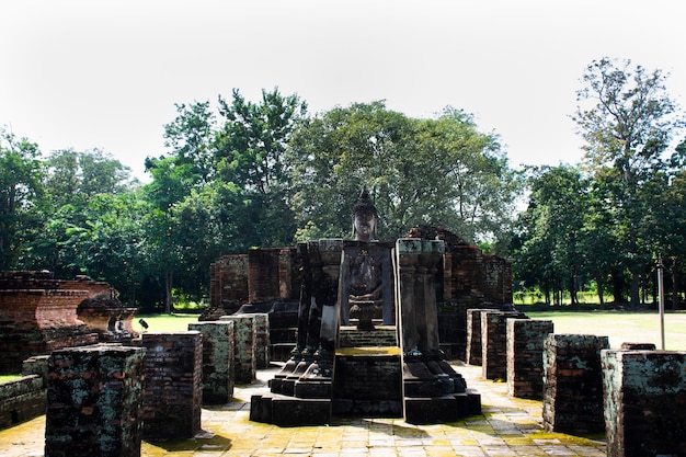 Altes Ruinengebäude des Tempels Wat Si Chum und antike Buddha-Statuen für Thais und ausländische Reisende besuchen Respekt und beten im Weltkulturerbe Sukhothai Historical Park in Thailand