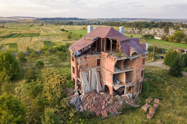 Altes ruiniertes Gebäude nach Erdbeben. Ein eingestürztes Backsteinhaus.