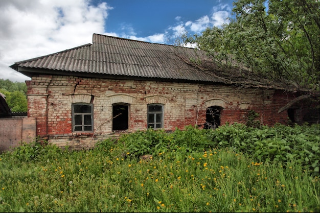 Altes, ruiniertes Haus auf dem Land.