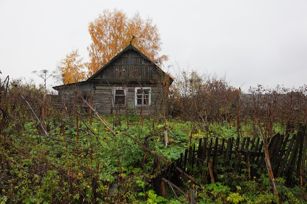 Altes, ruiniertes Haus auf dem Land.