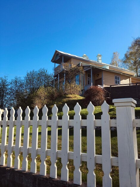 Altes russisches Dorfhaus, sonniger Sommertag im Dorf