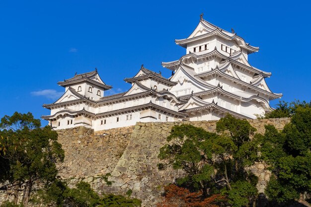 Foto altes samurai-schloss von himeji mit blauem bewölktem himmel. japan.