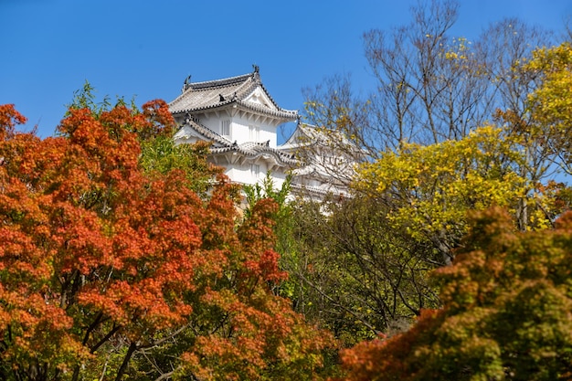 Altes Samurai-Schloss von Himeji mit blauem bewölktem Himmel. Japan.