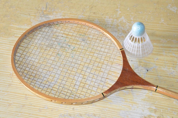 Foto altes schläger und shuttlecock für das badminton