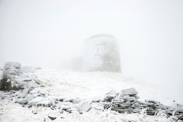 Altes Schloss im Schneesturm. Winterlandschaft mit altem Schloss