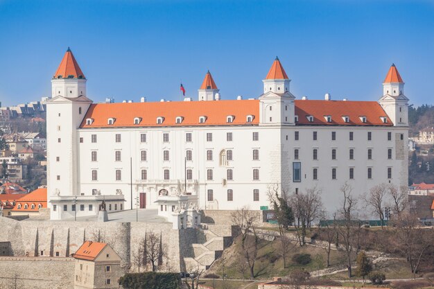 Altes Schloss in Bratislava an einem sonnigen Tag