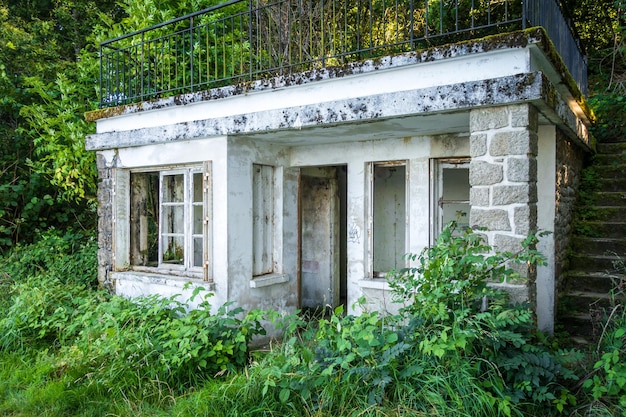 Altes schmutziges verlassenes Haus in einem Wald