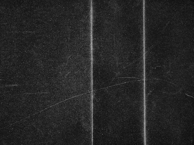 Altes schwarzes, leeres, zerrissenes, gefaltetes, zerrissenes Kartonpapier-Plakat, Grunge, zerkratzte, alte, schäbige Oberfläche, beunruhigte Overlay-Textur für Collage