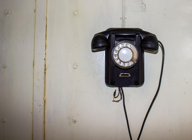 altes schwarzes Telefon altmodisches Telefon altes schwarzes Telefon auf weißem Hintergrund