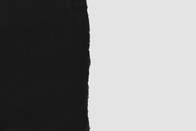 Altes schwarzes zerrissenes Papier auf weißem Hintergrund