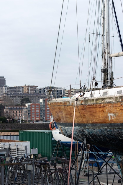 Altes Segelboot, das darauf wartet, im Jachthafen repariert zu werden