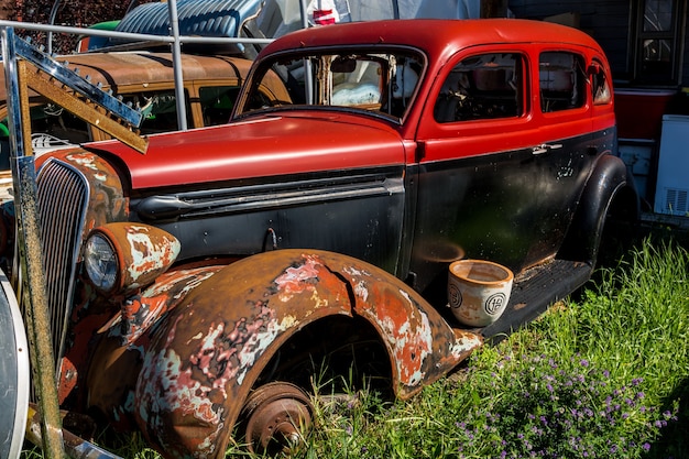 Foto altes seltenes kaputtes auto. alte rostige maschine