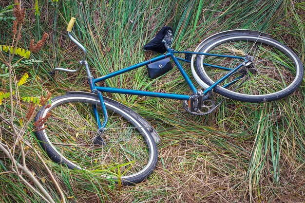 Altes sowjetisches Fahrrad, das auf dem Gras liegt