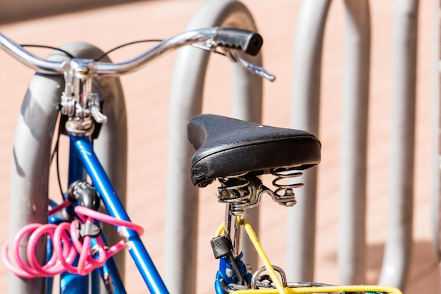 Altes Stadtfahrrad am Fahrradparkplatz geparkt.