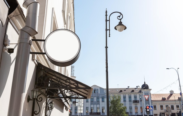 Altes Stadtschild Mockup Tafel in runder Form an der Buchhandlung des Café-Hotelmuseums für Servicewerbung