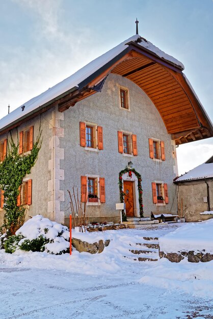 Altes Steingebäude in der mittelalterlichen Stadt Gruyere mit grünem Efeu bedeckt. Greyerz ist ein beliebtes Touristenziel und bekannt für seinen Käse