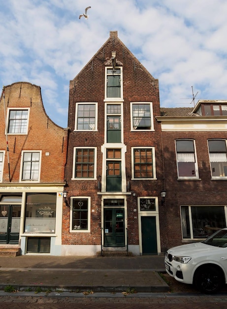 Altes Steinhaus mit Fensterläden in der Stadt Vlaardingen Holland