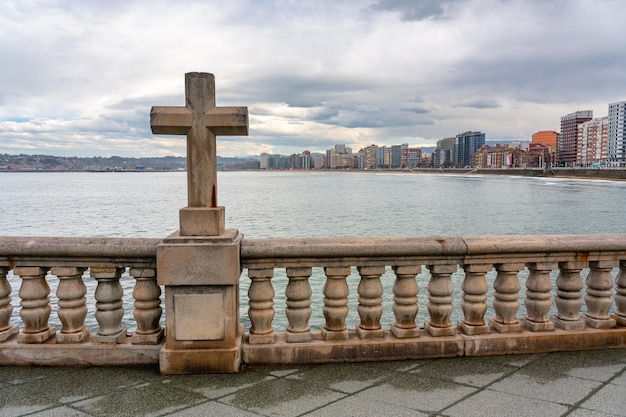 Altes Steinkreuz an der Promenade der touristischen Stadt Gijon Asturien Spanien