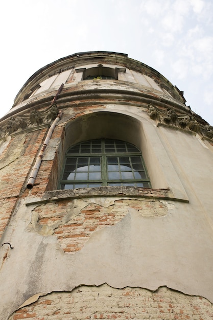 Altes Strucco-Formfenster an der Fassade des Gebäudes in Lemberg. Untersicht