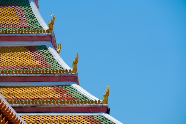 Altes thailändisches Tempeldach und blauer Himmel