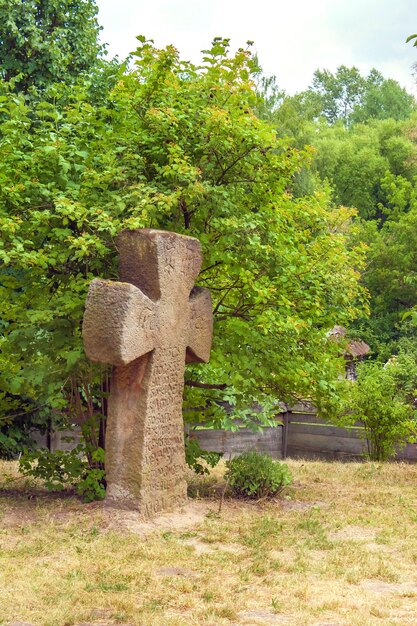 Foto altes ukrainisches steinkreuz am rande der dörfer