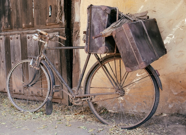 Altes und kaputtes Fahrrad, verlassen an einer Fassade