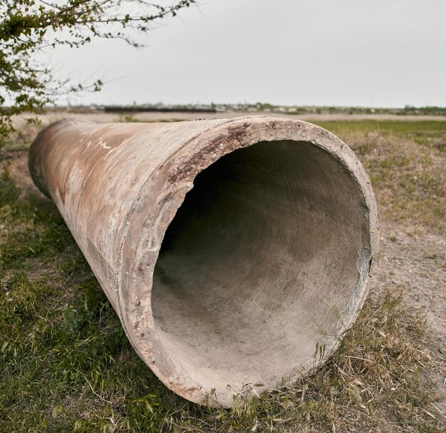 Altes und verlassenes Schachtrohr aus Beton