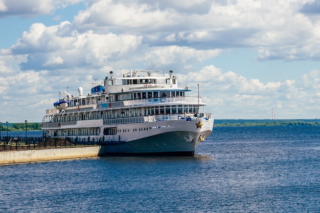 Altes und weißes Kreuzfahrtschiff am Pier.