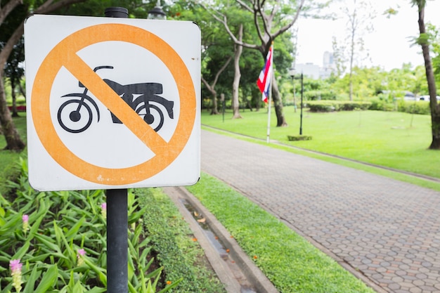 Foto altes verkehrsschild verbotenes eingangsmotorrad im parkwegweg