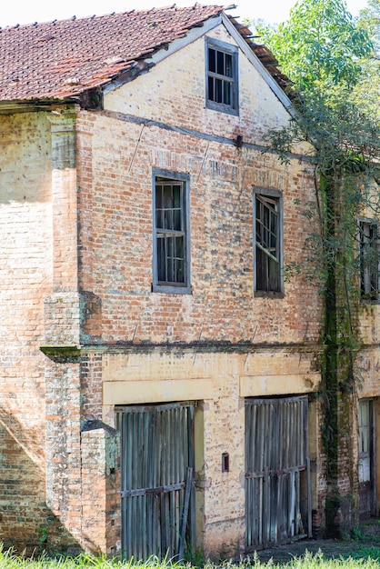 Altes verlassenes Haus in Trümmern in Brasilien, selektiver Fokus.