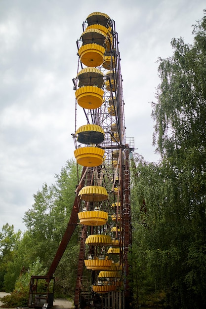 Altes verlassenes Riesenrad im Vergnügungspark in der Geisterstadt Pripyat Ukraine Kernkraftwerk von Tschernobyl Zone der Entfremdung