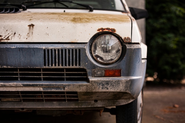 Foto altes verlassenes und rostiges autoaußendetail