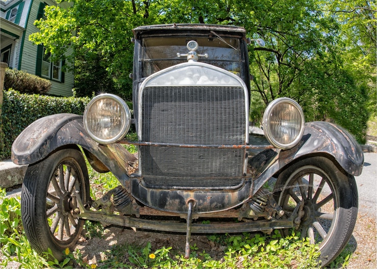 Foto altes verlassenes verrostetes auto auf einem feld
