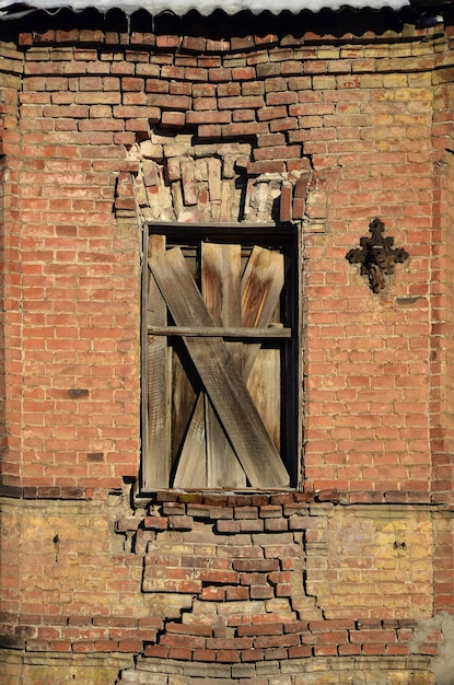 Altes verschaltes Fenster in der Backsteinmauer