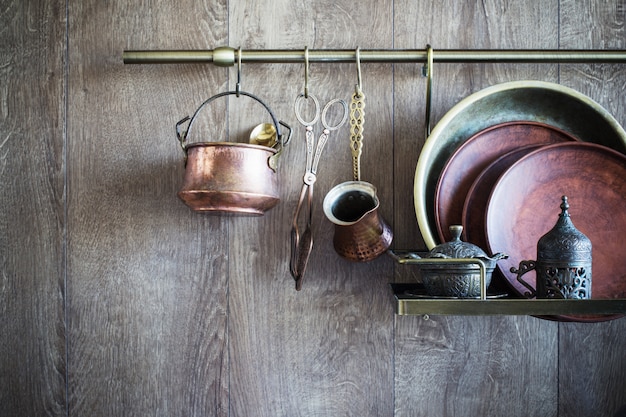 Altes Vintage Geschirr auf dunkler Holzwand