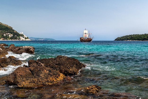 Altes Vintage-Segelbootschiff im Meer