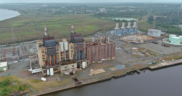 Altes Wärmekraftwerk an der Küste der Bucht, das gerade stillgelegt wird