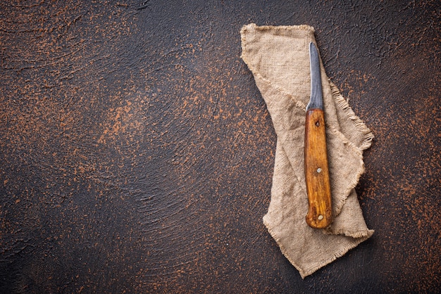 Altes Weinlesemesser auf rostigem Hintergrund