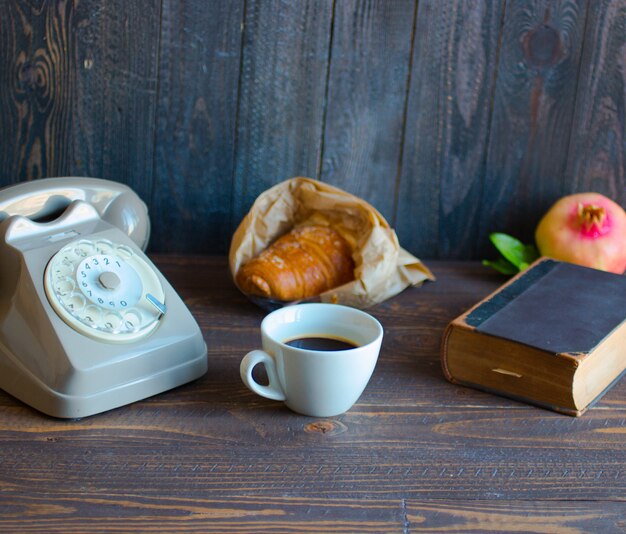 Altes Weinlesetelefon, Kaffee, Buch