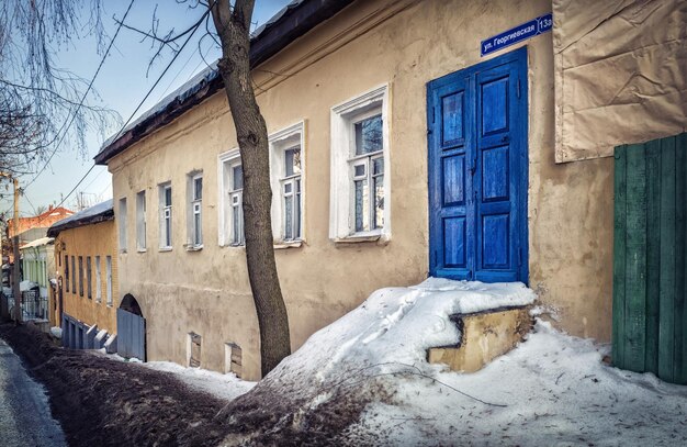 Altes Wohngebäude mit blauer Tür in Wladimir an einem sonnigen Abend Bildunterschrift St. GeogievskayaxA