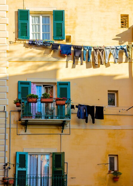 Altes Wohnhaus mit schönen Fenstern Mittelmeerstadt Camogli Italien Europäische Architektur