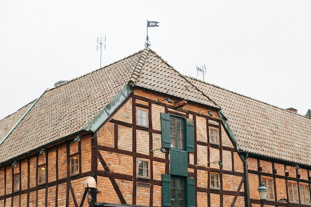 Foto altes ziegelsteingebäude mit fensterfensterläden