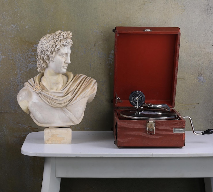 Foto altes zimmer mit einem grammophon auf dem tisch