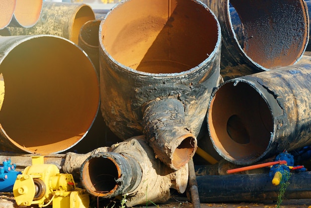 Altmetalldeponie Alte gebrauchte Vergasungsrohre werden in Stücke geschnitten und liegen auf einem Haufen Verwertung von Metallabfällen