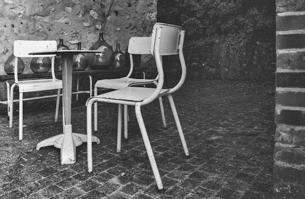 Altmodische Stühle auf einer Terrasse in Frankreich