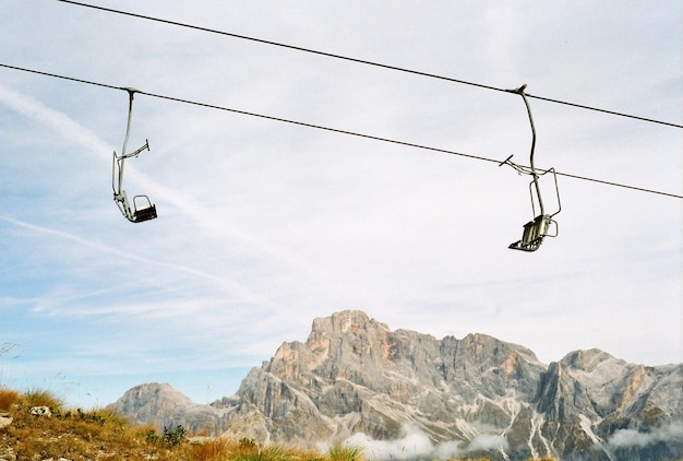 Altmodische Vintage-Filmfotografie auf Dolomiten und italienischen Alpen Herbstruhe für Sessellift