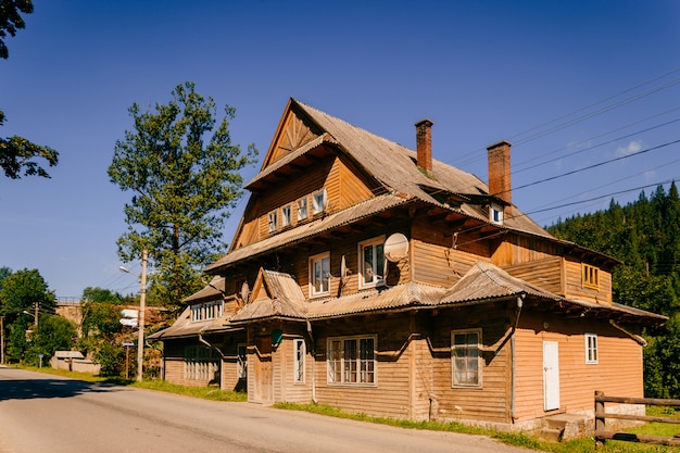 Altmodisches Vintage Holzhaus in den Bergen
