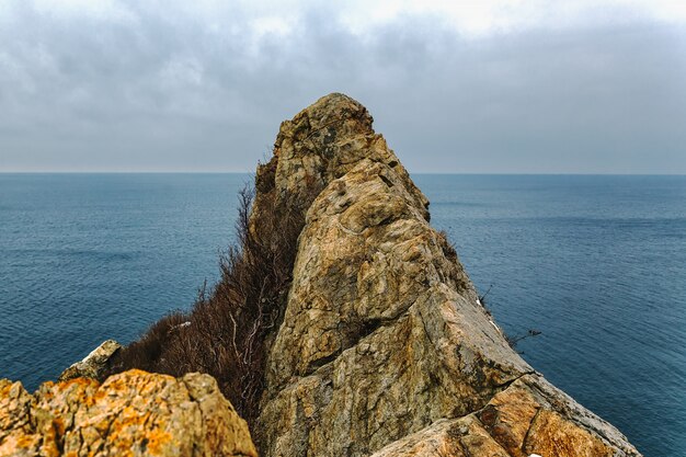 Alto acantilado rocoso y vista al mar