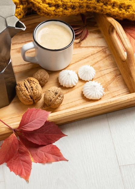 Foto alto ángulo de bandeja con hojas y taza de café